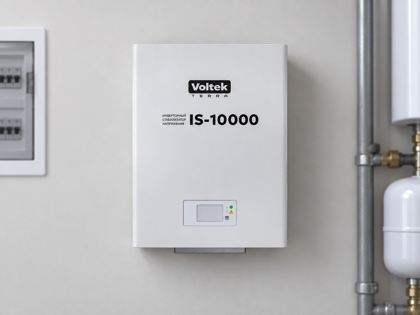 Инверторный стабилизатор напряжения Voltek Terra IS-10000 на стене рядом с электрощитом